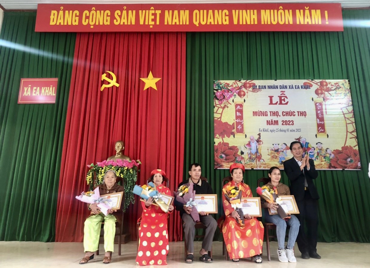 lãnh đạo tặng